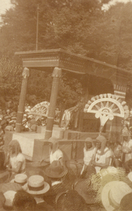 222671 Afbeelding van de maskeradeoptocht met als thema Ichnaton, ter gelegenheid van het 58e lustrum (290-jarig ...